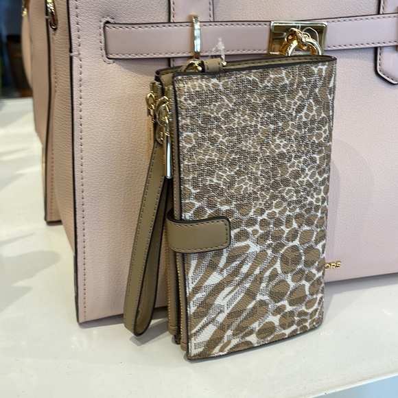 MICHAEL KORS LARGE DOUBLE ZIP WRISTLET WALLET PHONE CASE CLUTCH 
Camel Multi - Picture 16 of 16